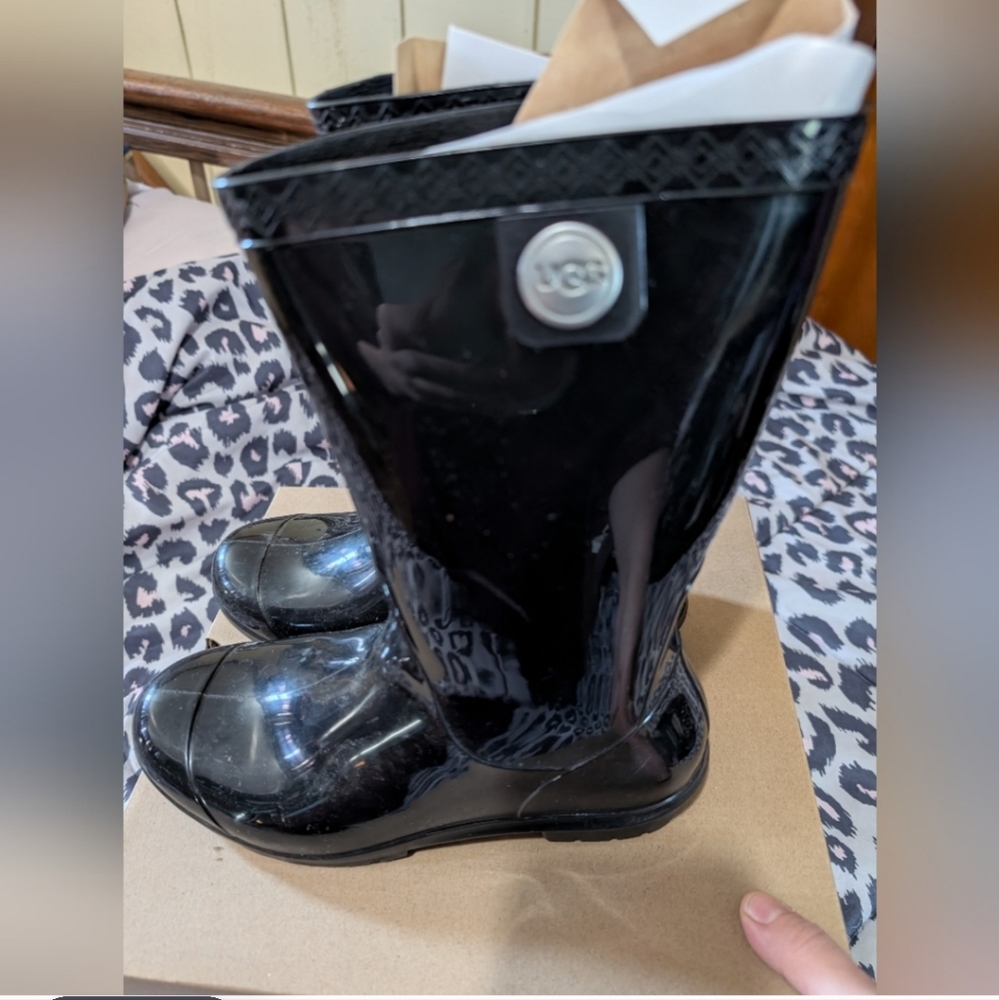 Ugg Woman's Size 6 Rain boots